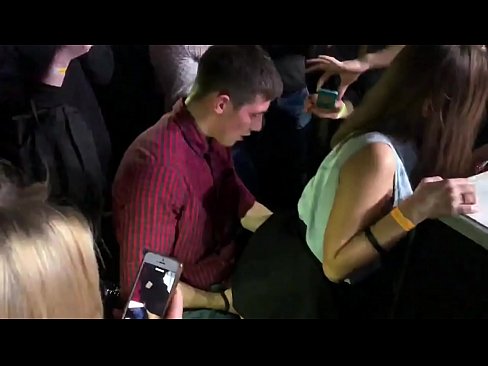 ❤️ Sexe real en una discoteca russa. Noia russa de 18 anys a l'anus i la vagina follada en una discoteca Vídeo sexual al porno ca.filmepornonline.ru ﹏